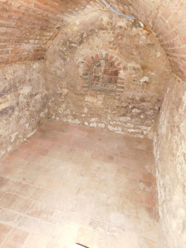 Cave à vins avec escalier en pierres et accès par trappe vitrée sur vérins