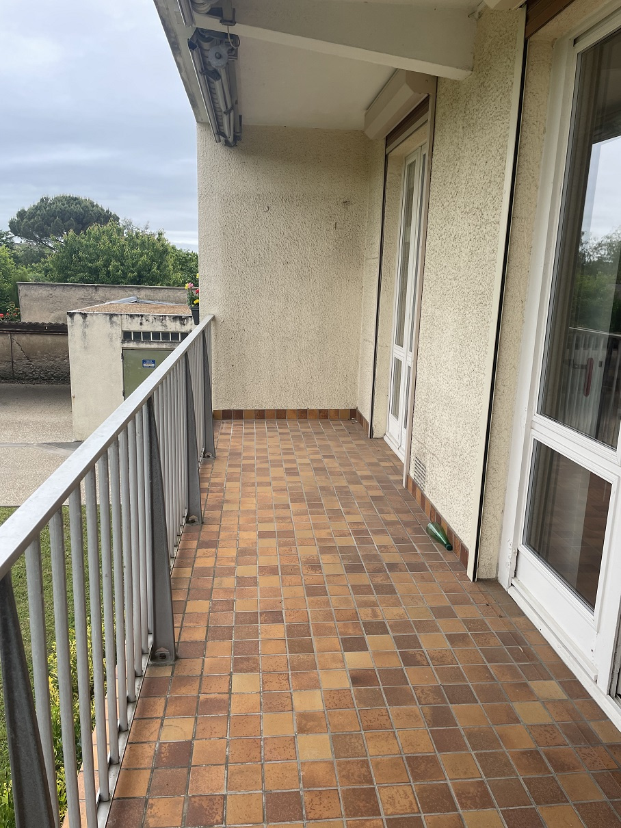 Grand Balcon orienté côté jardin avec accès par 2 portes-fenêtres au Séjour et à la Cuisine