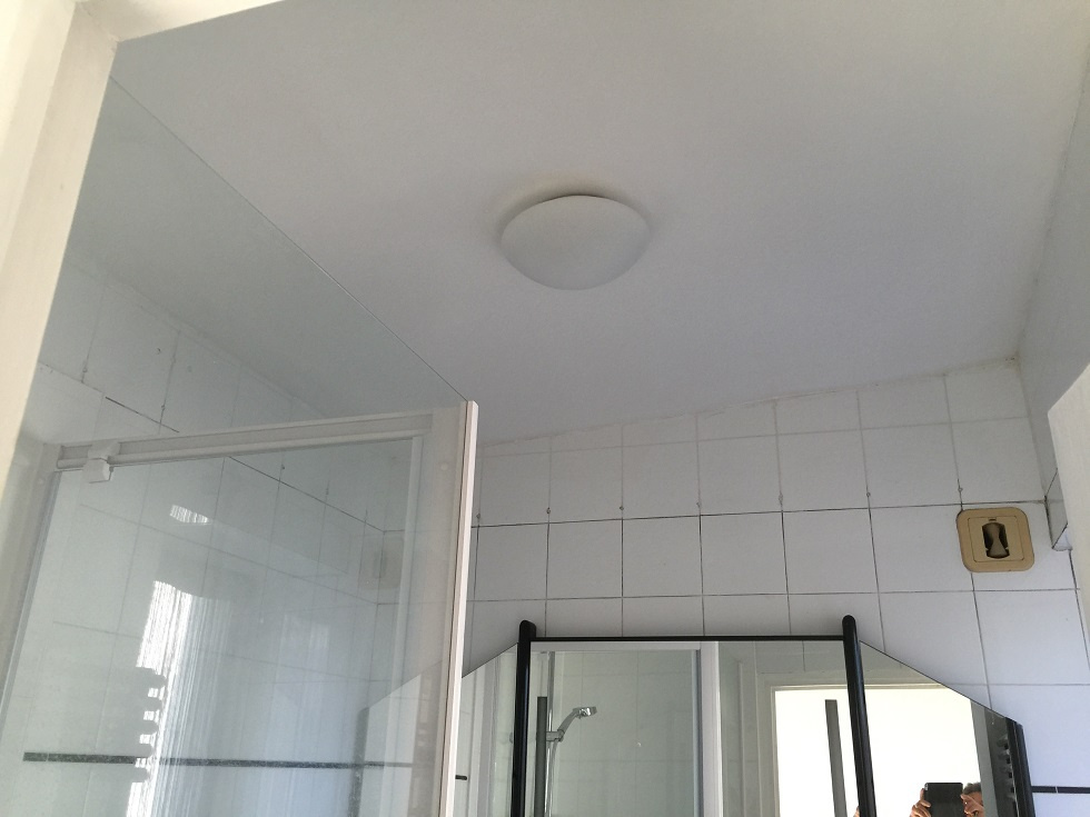 Salle de bains avec douche et meuble vasque - miroir