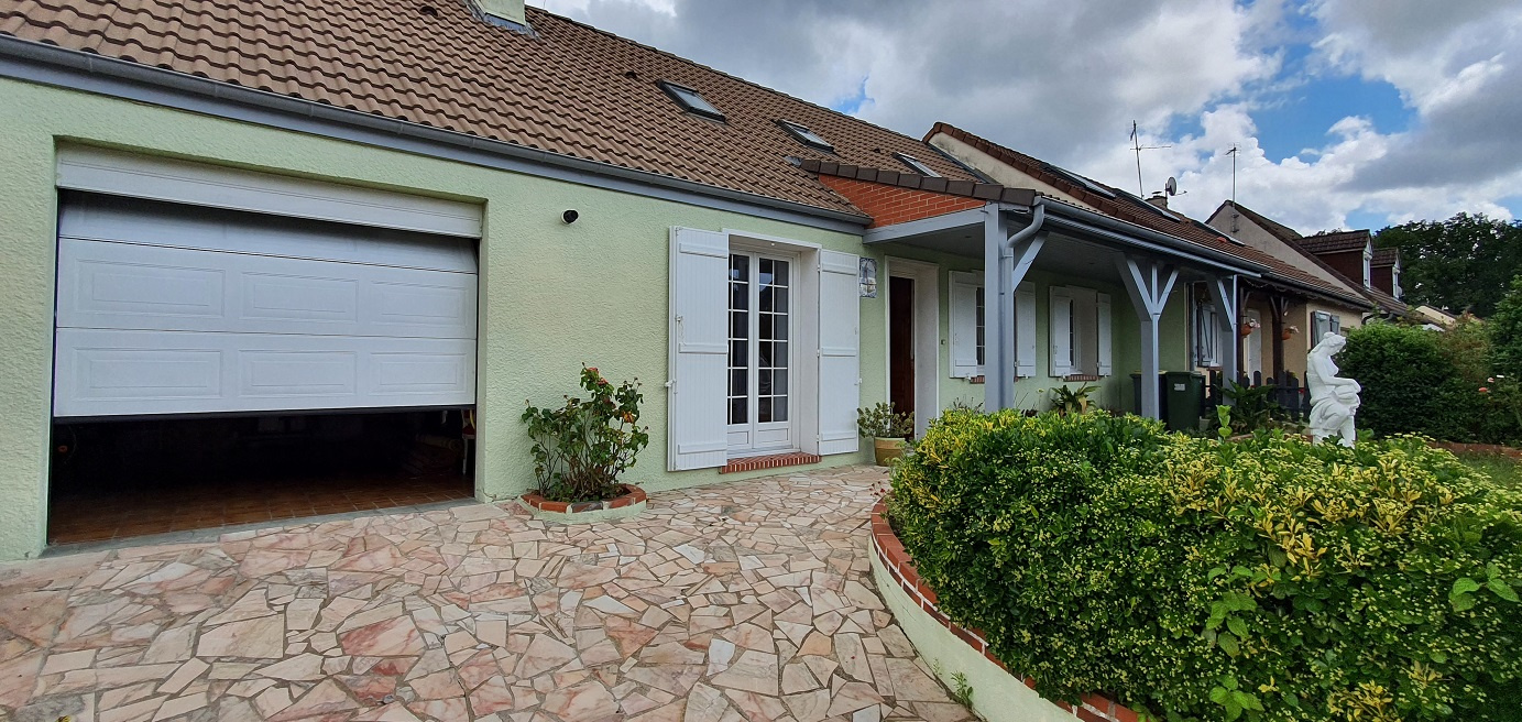 Façade avant avec vue sur entrée garage