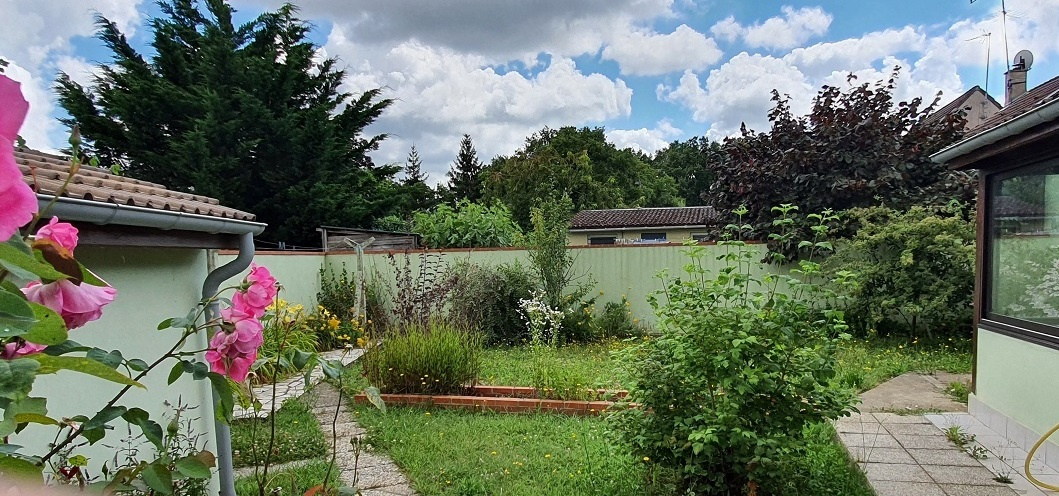 Jardin en partie arrière avec Véranda et Abri de jardin