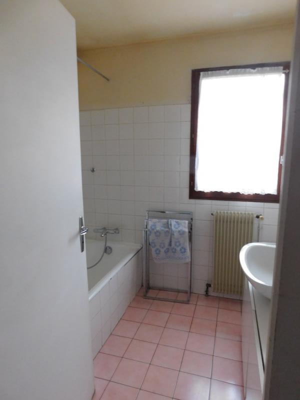 Salle de bain avec fenêtre sur jardin