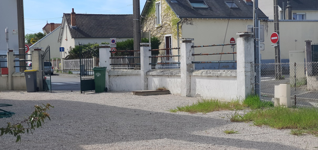 Cour pour stationnement véhicule